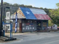 Cozy Cabin with Large Yard - Charming River Retreat 바인야드 루프 하이킹 트레일 주변 호텔