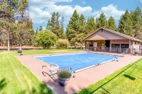Scenic Mountain Retreat - WiFi, Fireplace, Stunning Views Hotel di Sunriver