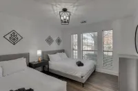 Luxurious Pool and Cinema Room Retreat - Stunning Poolside Escape