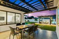 NEW Saltwater Jacuzzi~Outstanding Location~Near Beach+Casino