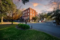 Charming Historic Retreat - Cozy Sanctuary with Modern Comforts