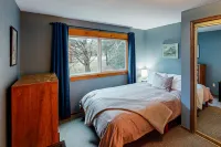Woodsy retreat near the beach with WiFi, washer/dryer & gas fireplace 오션사이드 호텔
