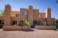 Seasonal Swimming Pool and Scenic Outdoor Space - Charming Desert Retreat