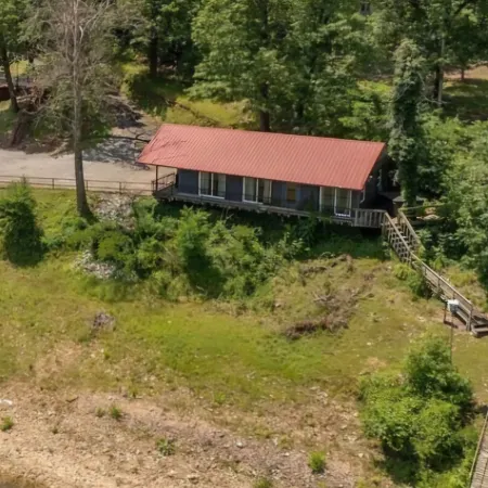 Lakeside, Boat Dock and Hot Tub with This Small Quaint Cottage.