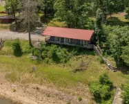 Lakeside, Boat Dock and Hot Tub with This Small Quaint Cottage.