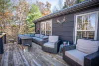Charming Cabin with Fire Pit and Game Area - Cozy Mountain Retreat Hotels in Henderson County