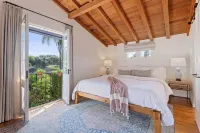 Lush Gardens and Unique Fire Pit - Charming Oasis Retreat