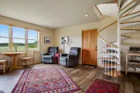 Charming cottage w/ dramatic views and fireplace. Ideal location
