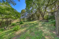Peaceful retreat on Lake Travis with amazing views near wineries & distilleries