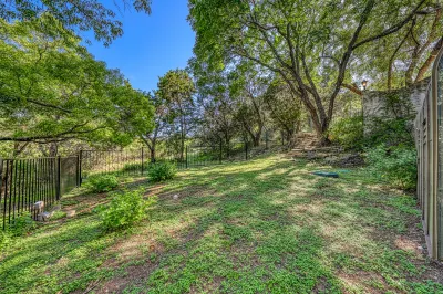 Peaceful Treehouse Retreat Hotels near Burn Boot Camp