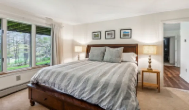 Family and Game Rooms with Cozy Fireplace - Stunning Spacious Retreat Hôtels à : Hartford