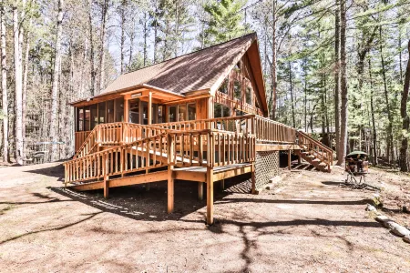 Lakeside Deck and Scenic Views - Charming Northwoods Retreat