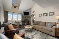 Ski-in/Ski-Out Access and Loft Space - Inviting Family Retreat Hotel a Granby