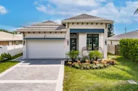 Heated Pool, Outdoor Kitchen and Bikes Included - Elegant Coastal Retreat Hotels in Naples Park