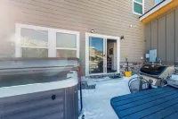 Modern, spacious home with private hot tub & W/D - great location Hotel a Granby