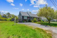 Charming Lakeside Escape with Kayaks and Fire Pit - Cozy Retreat
