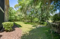 Picturesque Golf Course Views and Community Pool - Charming Family Escape Hotels near Pawleys