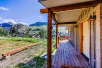 Breathtaking Mountain Views and Open Floor Plan - Charming Retreat