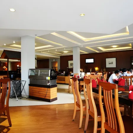 Gumilang Regency Hotel Отели рядом с достопримечательностью «Плавучий рынок»