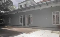 Griya Rahayu Guesthouse Mitra RedDoorz Near Jatim Park 2 Batu Các khách sạn ở Batu Sub-District