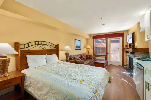 Ski-In/Out Chalet - Cozy Retreat with Hot Tub, Village Hôtels à : Snowshoe