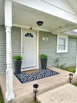 Cozy Indoor Fireplace and Fenced Backyard Oasis - Charming Cottage Hotel a Spring Creek West Township