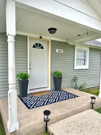 Cozy Indoor Fireplace and Fenced Backyard Oasis - Charming Cottage