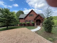 Private, 5 Star Mtn. Home. Amazing LR Views, Hot Tub, 2 Decks, & Game Room!