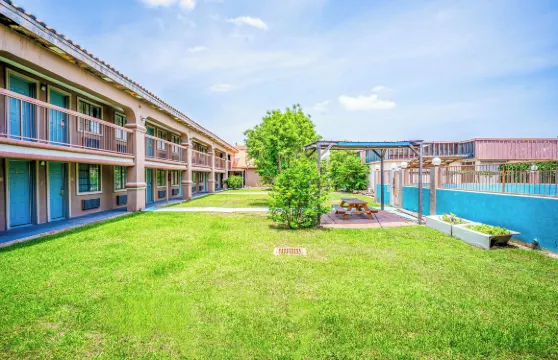 OYO 哈靈根德克薩斯州孤星旅館及套房