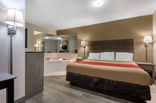 Econo Lodge Dewitt I-90