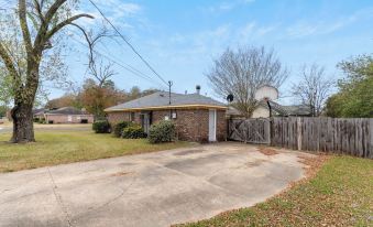 Large Fenced Yard Near Midtown- Shamrock Stay