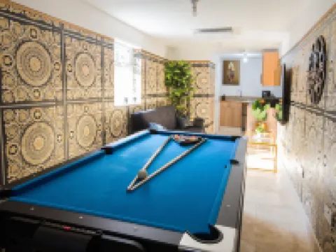 Lux Versace 1 Bed, Hot Tub, Pool Table, Sky Tv Hotels in Leyton