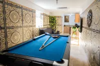 Lux Versace 1 Bed, Hot Tub, Pool Table, Sky Tv Hotels in Leyton