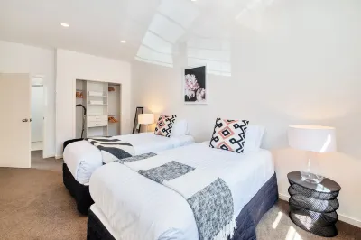 Spacious 2Br Near Westfield Newmarket Hotels in Newmarket