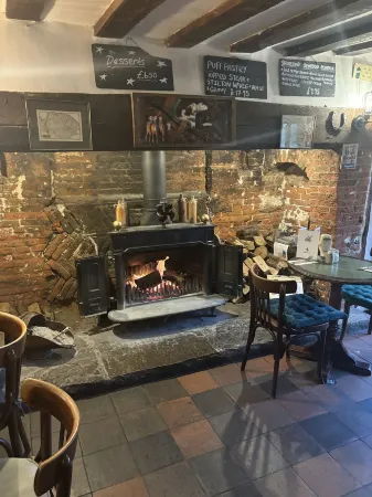 The Half Moon Inn Отели в г. Diss