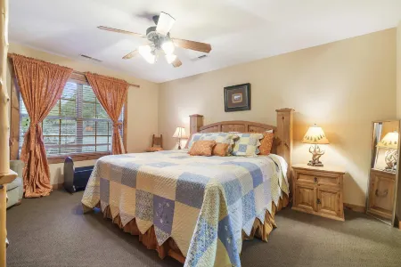 The Lodge on the Creek Branson West Cabin w/ Beautiful Views