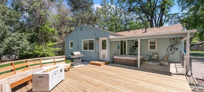 Fun, Family-Friendly Old Town Home with Hot Tub! Ξενοδοχεία στην πόλη Larimer County