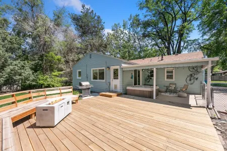 Fun, Family-Friendly Old Town Home with Hot Tub! Отели в г. Лапорт