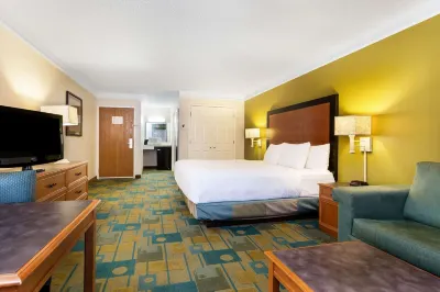 La Quinta Inn & Suites by Wyndham St. Pete-Clearwater Airpt Hotels in Feather Sound