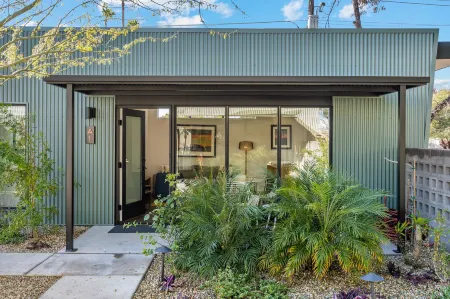 4Square Complex Отели рядом с достопримечательностью «Центральная библиотека Бертон Барр»