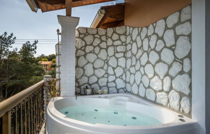Aloe Apartments with Private Spa Tub by Konnect