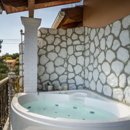 Aloe Apartments with Private Spa Tub by Konnect