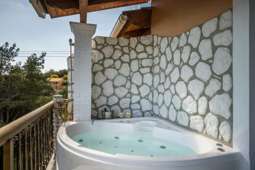 Aloe Apartments with Private Spa Tub by Konnect - 3-Star