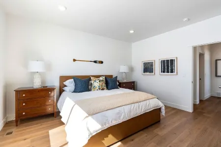 Come enjoy a centrally located escape at Bear Lake. Hot Tub and Game Room!