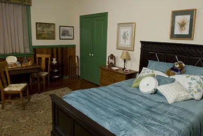 The Tinder Guest House Hotels near Calvary Pentecostal Tabernacle