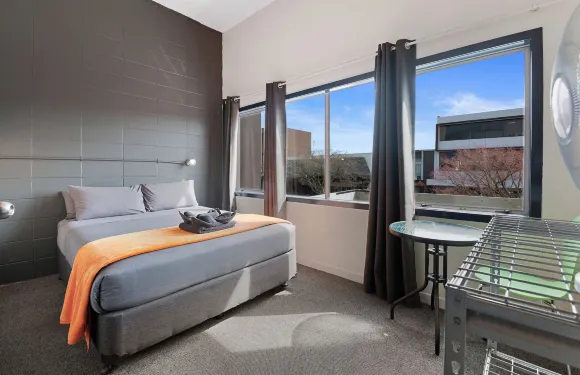 堅硬巖石背包客酒店