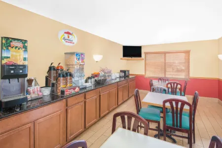 Super 8 by Wyndham Marshalltown Отели в г. Marshall County