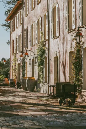 Château Saint Roux le Luc-Le Cannet des Maures Отели рядом с достопримечательностью «Les Roches Blanches»