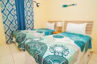 Connie's Comfort Suites Hotels near Jabberwock Beach