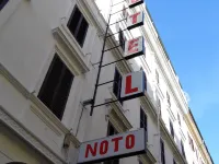 Raeli Hotel Noto Hôtels à proximité de : La Regia